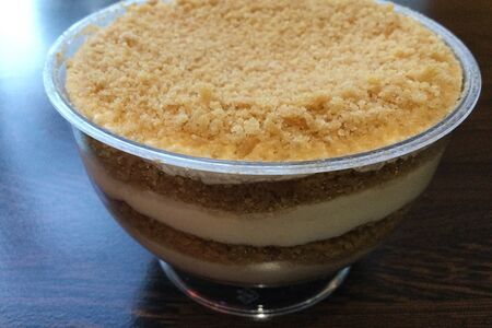 Медовик с вишнёвым конфи