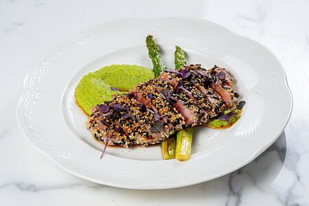 Стейк тунец со спаржей, пюре из картофеля и зеленого горошка