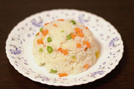 Жареный рис с овощами