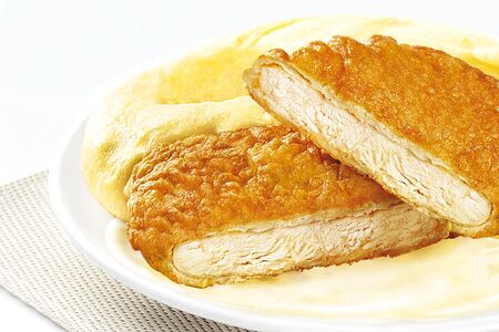 Куриная грудка в тесте с соусом и картофельным пюре