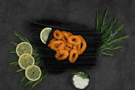 Кольца кальмара с чесночным соусом