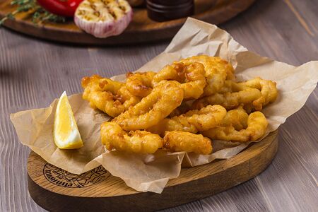 Кольца кальмара, обжаренные в пивном кляре