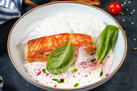 Семга с рисом и сливочным соусом