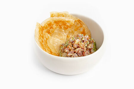 Тар-тар из тунца на лепешке роти