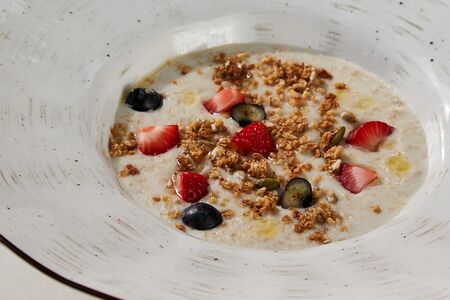 Овсяная каша с ореховой гранолой и маринованной грушей