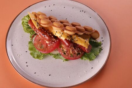 Вафля с охотничьими колбасками и картофелем фри