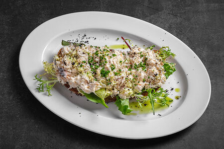 Брускетта с копчёной треской