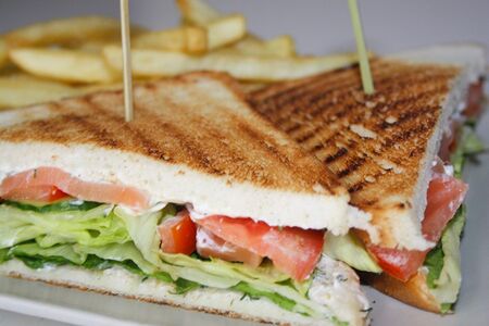 Клаб-сэндвич с курицей, картофелем фри и кетчупом