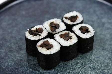 Ролл с грибами шиитаке