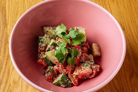 Грузинский овощной салат с пряными травами и грецким орехом