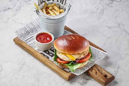 Бургер с куриной грудкой и картофелем фри