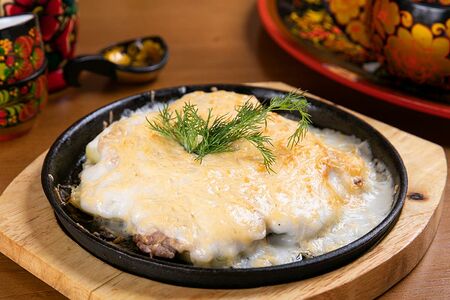 Свинина по-орловски под соусом бешамель