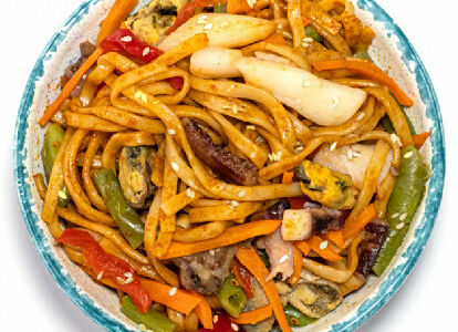 Удон с морепродуктами в остром соусе кимчи