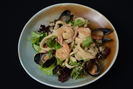 Салат с морепродуктами в азиатском соусе