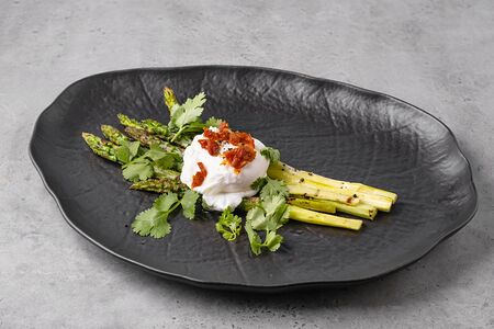 Спаржа и яйцо пашот