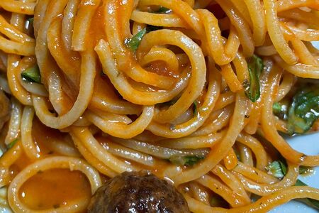 Макароны с фрикадельками и томатной подливой