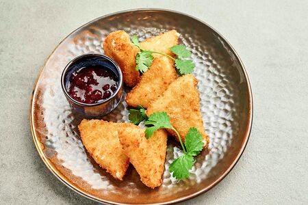 Жареный сыр сулугуни с брусничным соусом