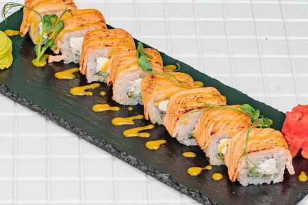 Ролл с опаленным лососем и тропическим соусом