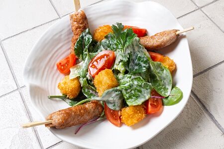 Салат с куриным люля и жареным сыром