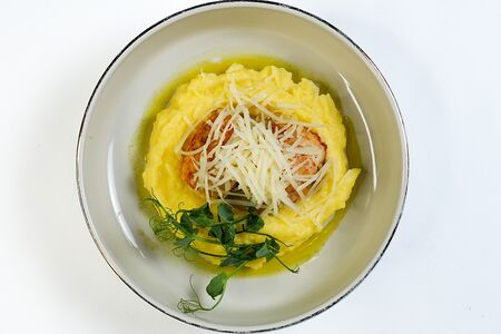 Куриная котлета с картофельным пюре и пармезаном