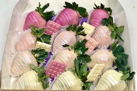 Клубника в шоколаде Pink