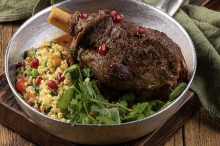 Голень ягненка с булгуром и печенным перцем