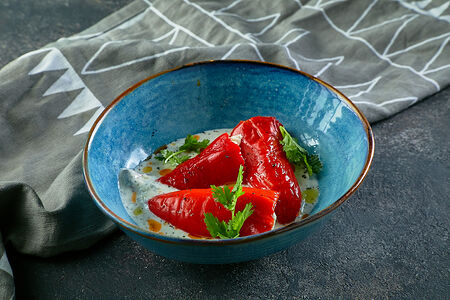 Печеные перцы с надуги и соусом гебжалия