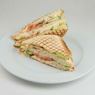 Сэндвич с курицей и беконом