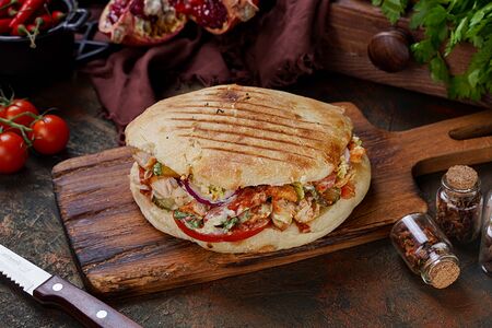 Шаурма куриная на углях в хлебе