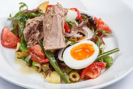 Салат Нисуаз с тунцом конфи