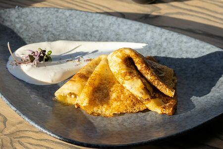 Блинчики тонкие пшеничные со сливочным маслом и сметаной