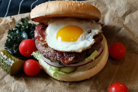Бургер с яйцом и беконом