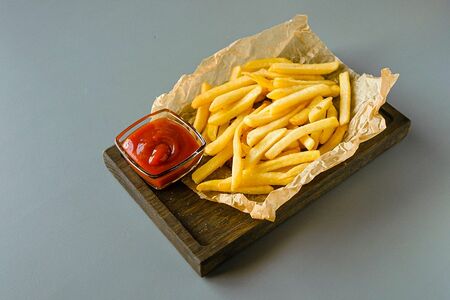 Картофель фри с кетчупом