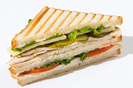 Сэндвич с куриным филе, сыром и сливочным соусом