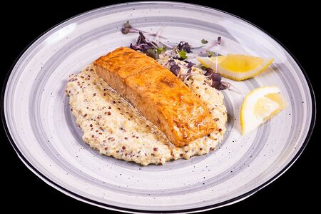 Филе лосося с ризотто из киноа