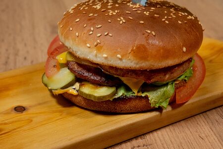 Гамбургер с бифштексом из говядины и свинины