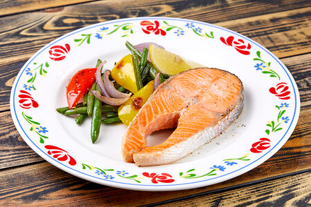 Стейк из лосося с жареными овощами