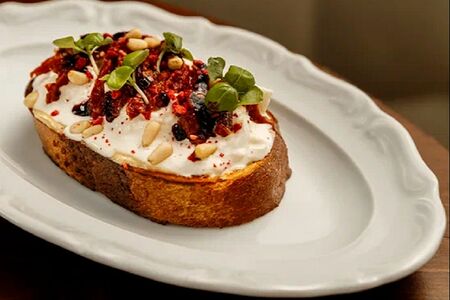 Брускетта со страчателлой