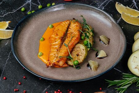 Стейк из сёмги на подушке из цукини под винным соусом