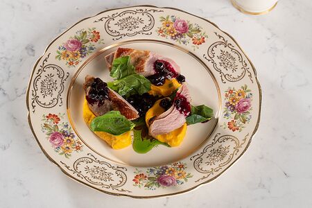 Филе утиной грудки с карамельной морковью