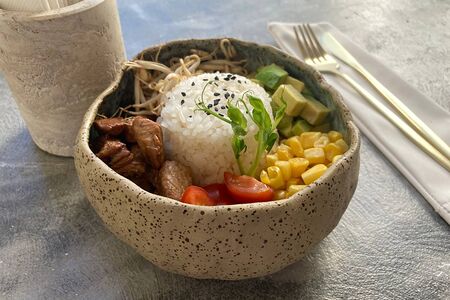 Боул с индейкой и авокадо