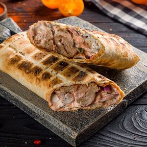 Люля-кебаб из баранины с овощами в лаваше