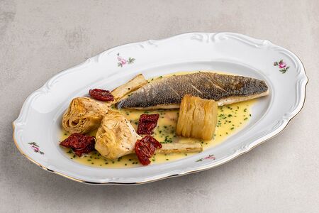 Сибас с мильфеем из картофеля и соусом берблан