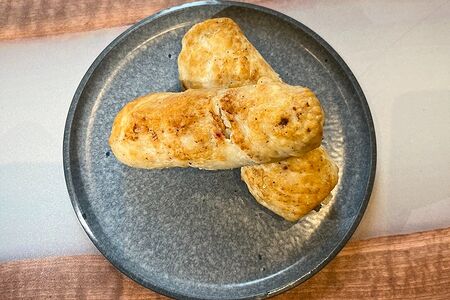 Куриные рулеты с грушей и брусничным соусом