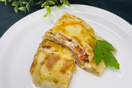 Блинчик с цыпленком и помидорами