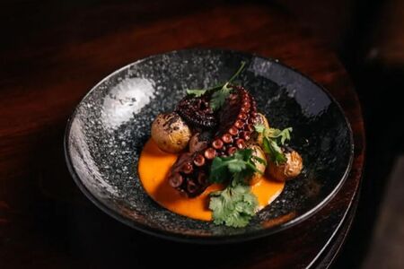 Осьминог с печеным картофелем