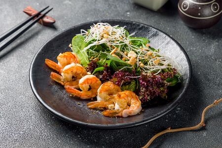 Салат с тигровыми креветками