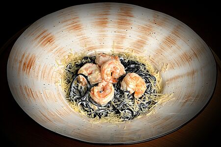 Черная паста с креветками в сливочном соусе