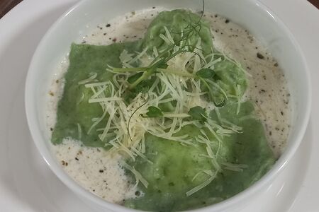 Шпинатные равиоли с королевской креветкой