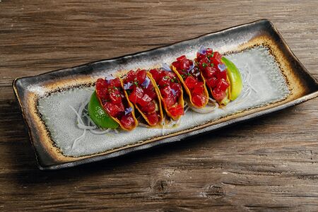 Корн-тако с тунцом и гуакамоле